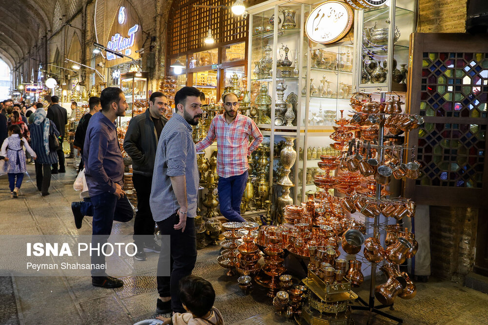 خرید مسافران نوروزی در بازار اصفهان