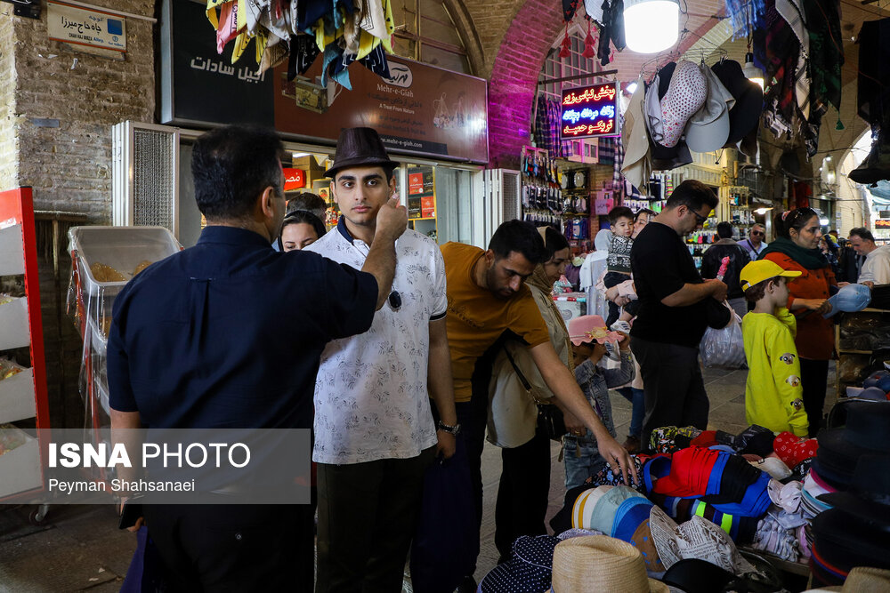 خرید مسافران نوروزی در بازار اصفهان