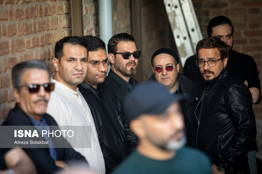 از راست: حسین سلیمانی، کورش جوان و پژمان بازغی، رئیس انجمن بازیگران خانه سینما در مراسم تشییع پیکر رضا داودنژاد