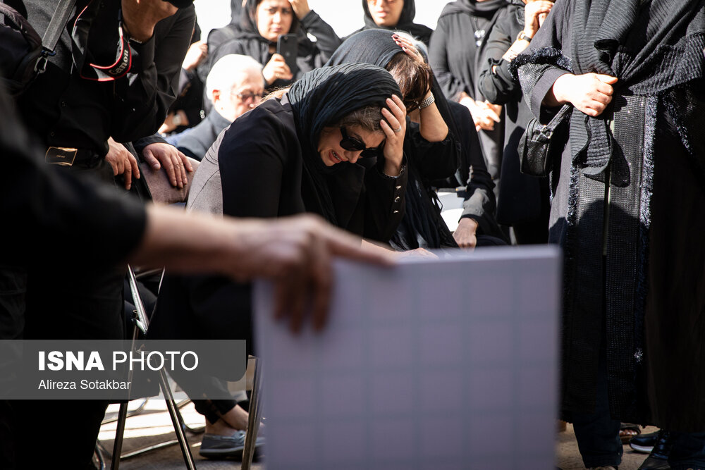 غزل بدیعی در مراسم تشییع پیکر همسرش رضا داودنژاد