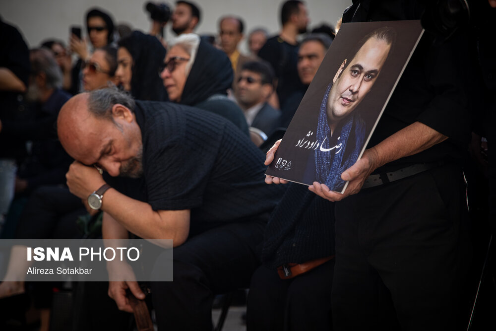 محمدرضا داودنژاد در مراسم تشییع پیکر رضا داودنژاد