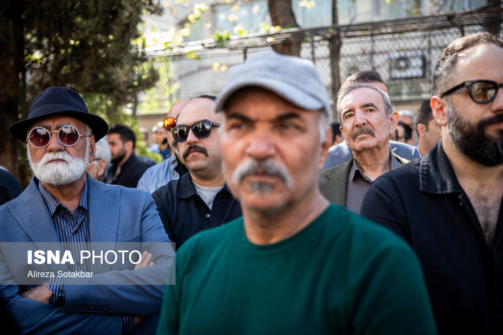 از راست: بیوک میرزایی، مهدی میامی، مجید توکلی و غلامرضا موسوی در مراسم تشییع پیکر رضا داودنژاد