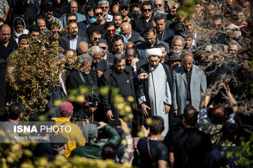 اقامه نماز میت در مراسم تشییع پیکر رضا داودنژاد